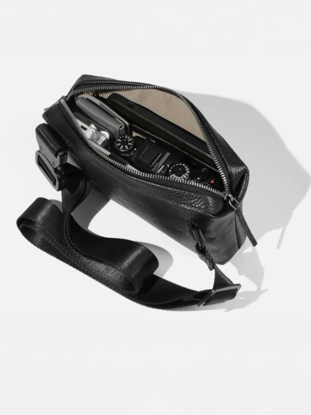 GRAMS(28) 157 Essential Everyday Sling Lightweight ITALIAN Leather Black Bag